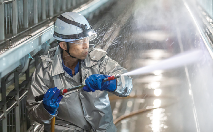 生まれたての雛を入れる育雛舎は３０日かけて水洗い、消毒、乾燥を徹底的に行い、細菌が無い環境を整えます